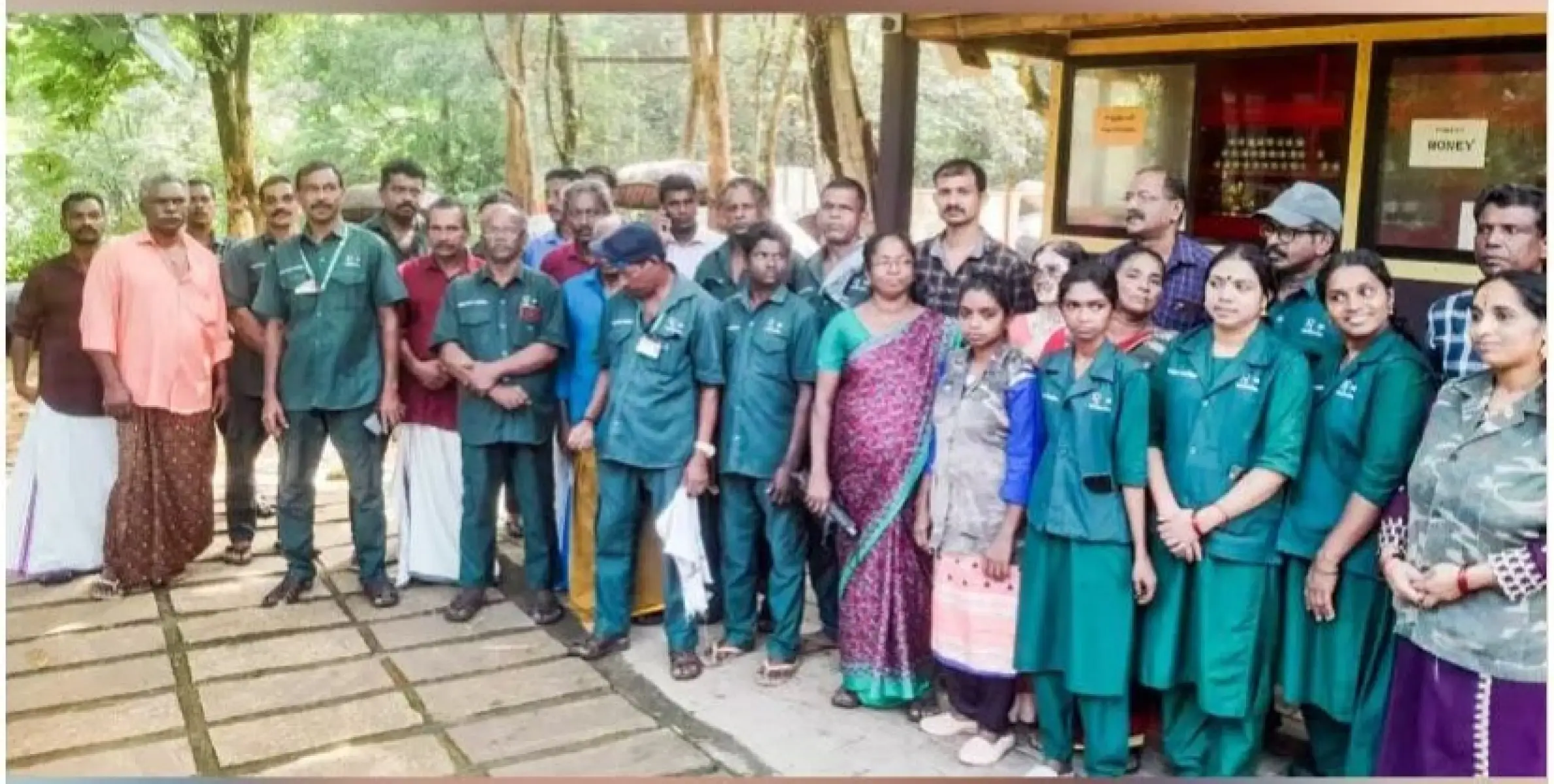അടവി കൊട്ടവഞ്ചി സവാരി കേ​ന്ദ്ര​ത്തി​ലെ ജീ​വ​ന​ക്കാ​രെ മു​ന്ന​റി​യി​പ്പി​ല്ലാ​തെപി​രി​ച്ചു​വി​ട്ടു; പ്ര​തി​ഷേ​ധി​ച്ച് ജീ​വ​ന​ക്കാ​ർ അ​ന​ശ്ചി​ത​കാ​ല സ​മ​രം  