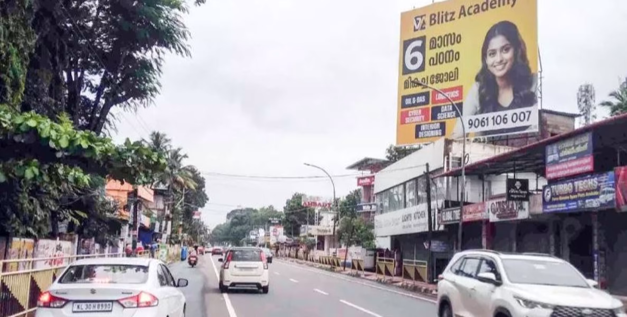 അപകടങ്ങൾ ഉണ്ടായിട്ടും മാനദണ്ഡങ്ങൾ പാലിക്കാതെ  വമ്പൻ പരസ്യ ബോർഡുകൾ നിരത്തിൽ