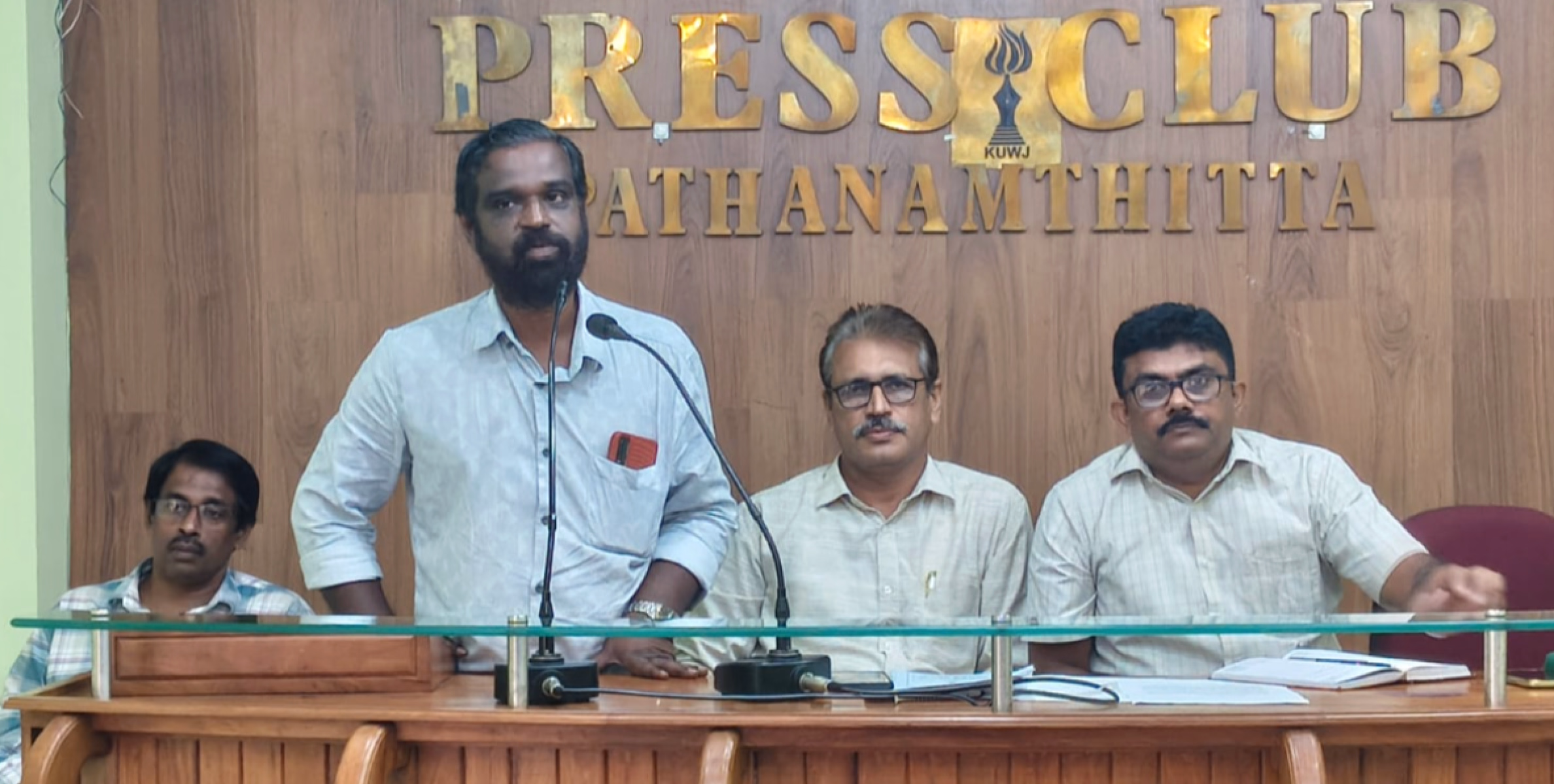 മാധ്യമ പ്രവര്ത്തകരുടെ ദൈനംദിന ജീവിതത്തെപ്പോലും പ്രതിസന്ധിയിലാഴ്ത്തുകയാണ്. മാധ്യമ പ്രവര്ത്തകര്ക്ക് ശമ്പളം കൃത്യമായി ലഭിക്കുന്നുവെന്ന് സര്ക്കാര് ഉറപ്പു വരുത്തണം.