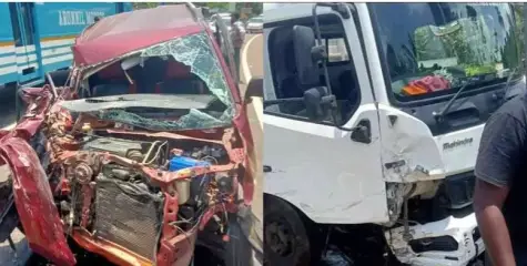 റാന്നി മന്ദമരുതി ആശുപത്രി ജങ്ഷന് സമീപം ലോറിയും കാറും കൂട്ടിയിടിച്ചു