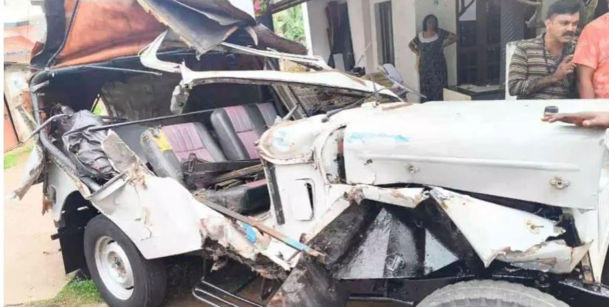 അ​ടൂ​രിൽ ബ​സും ജീ​പ്പും കൂ​ട്ടി​യി​ടി​ച്ചു ;നാ​ലു​പേ​ർ​ക്ക് പ​രി​ക്കേ​റ്റ്