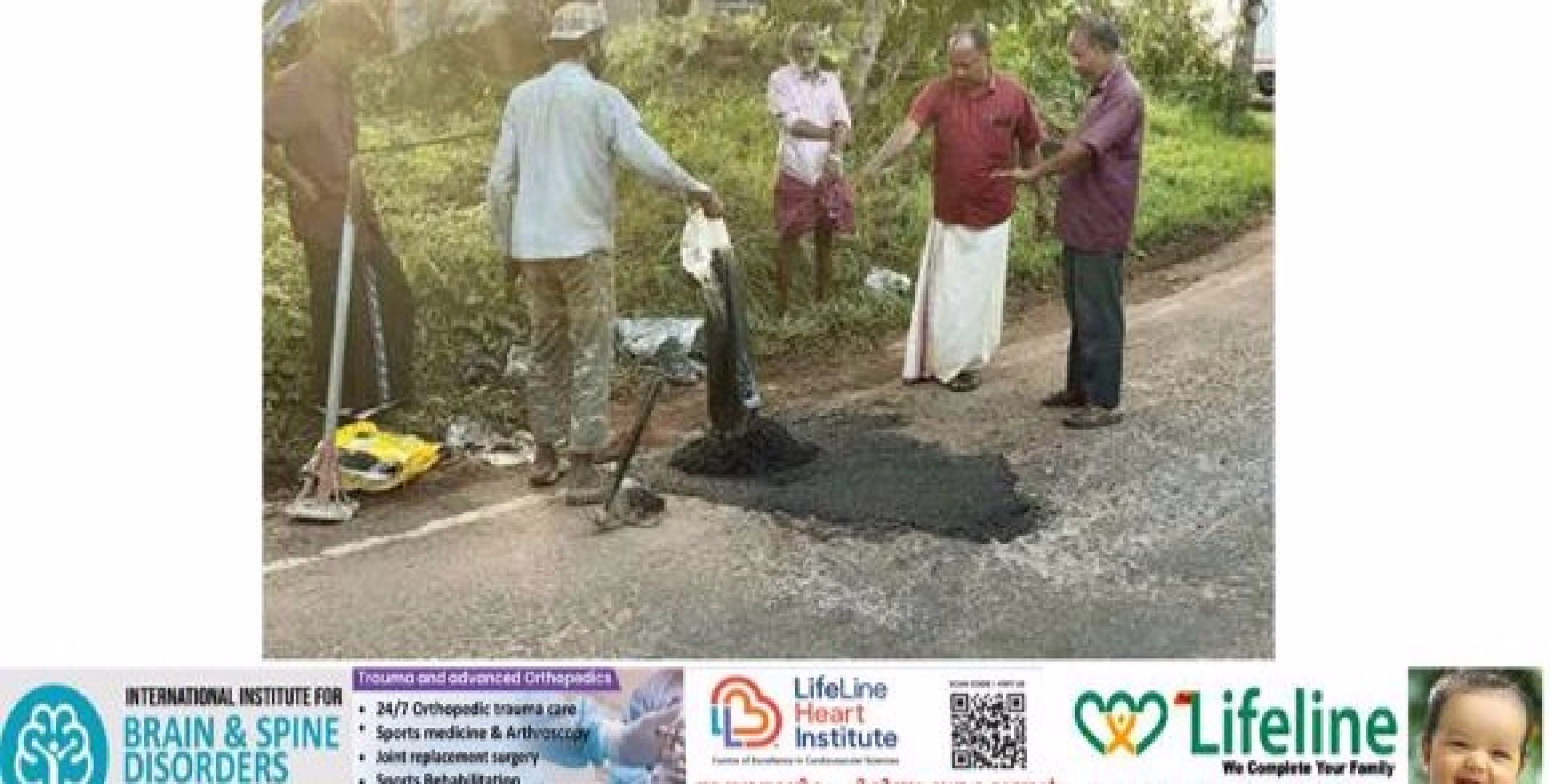 റോഡിലെ അപകടകരമായ കുഴികളിൽവീണ് യാത്രികർക്ക്  പരിക്കേൽക്കാതിരിക്കാൻ കുഴിക്കരികിൽ കാവലായി നാട്ടുകാർ
